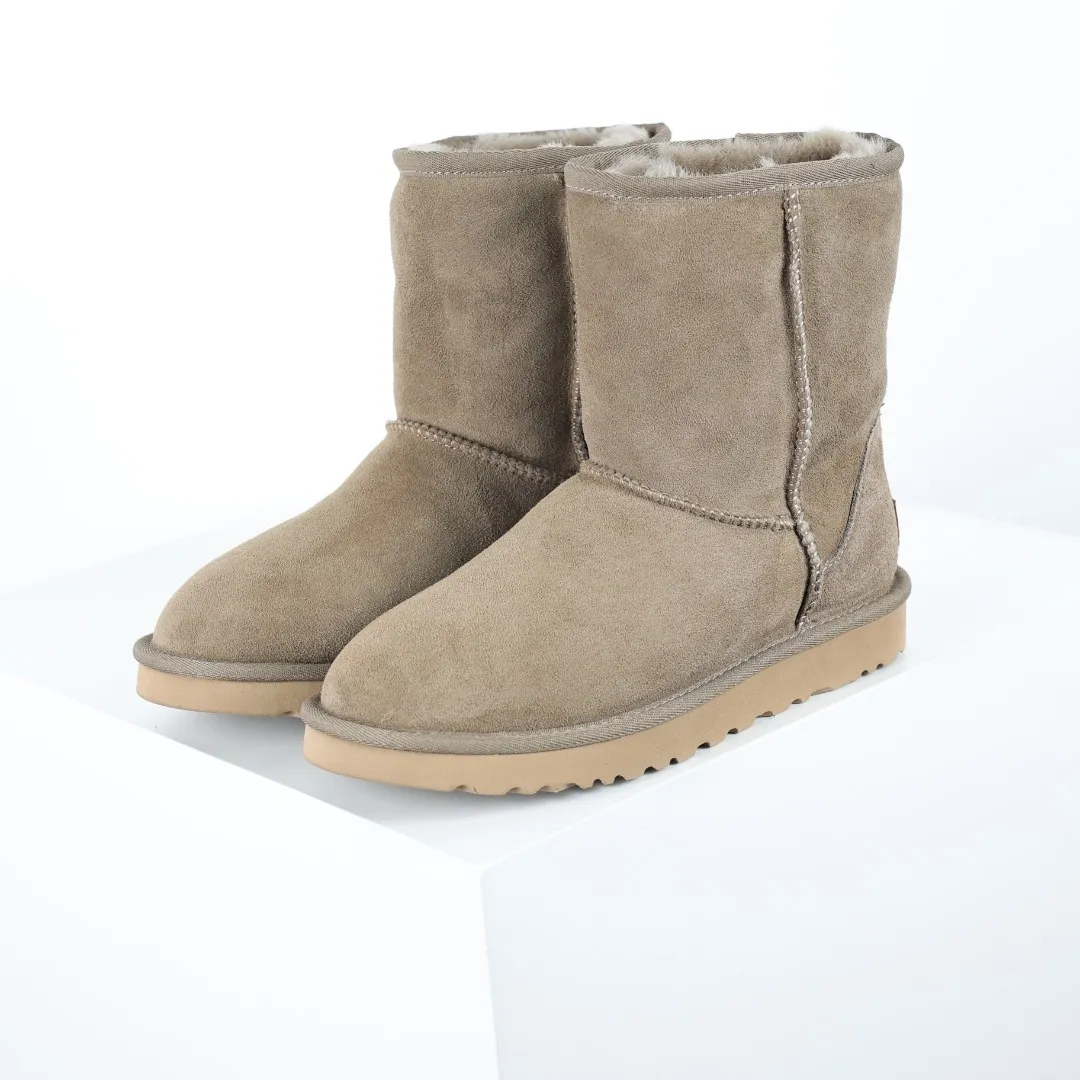Pick up locally 💰600 Core recommended good price Cashmere insoles are a very suitable choice for keeping warm in winter and at home. In the new year, uug launched a series of styles, which are partially geared towards the preferences of young consumers and have also moved to the forefront of fashion trends. Shoe body material Water-repellent coated suede upper 17mm UGGPURE™ implanted wool insole Lightweight non-slip comfortable rubber outsole With brand LOGO Trademark Comes with a full set of packaging Size: 35 36 37 38 39 40